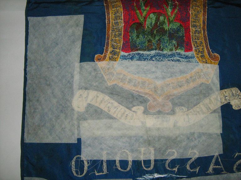 particolare di supporti incollati sul retro del ricamo